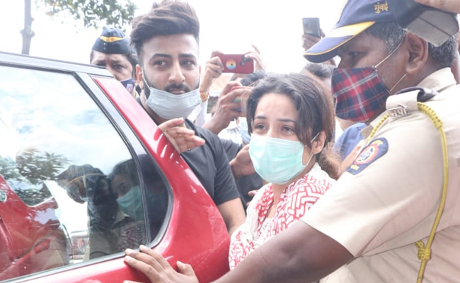 Sidharth Shukla's Cremation: An Emotional Shehnaaz Gill, Rashami Desai And Others Attend