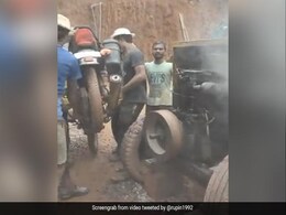 बाइक स्टार्ट करने के लिए मजदूरों ने किया गजब जुगाड़, कंक्रीट मिक्सर मशीन के इंजन पर पहिए रखकर ऐसे किया स्टार्ट - देखें Video बाइक स्टार्ट करने के लिए मजदूरों ने किया गजब जुगाड़, कंक्रीट मिक्सर मशीन के इंजन पर पहिए रखकर ऐसे किया स्टार्ट - देखें Video