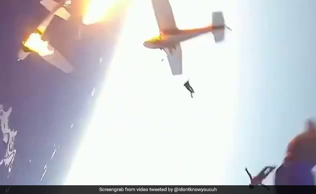 विमान के टकराते ही जान बचाने के लिए उड़ते हुए प्लेन से कूदे पायलट और यात्री, वायरल हुआ पुराना Video