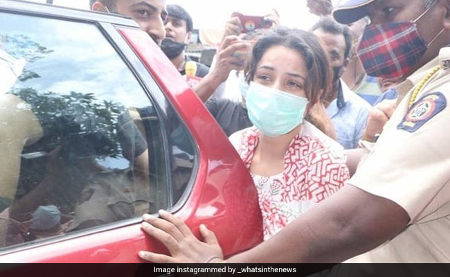 सिद्धार्थ शुक्ला को अंतिम विदाई देने श्मशान पहुंचीं शहनाज गिल, फूट-फूटकर रोती दिखीं- देखें Photos और Video