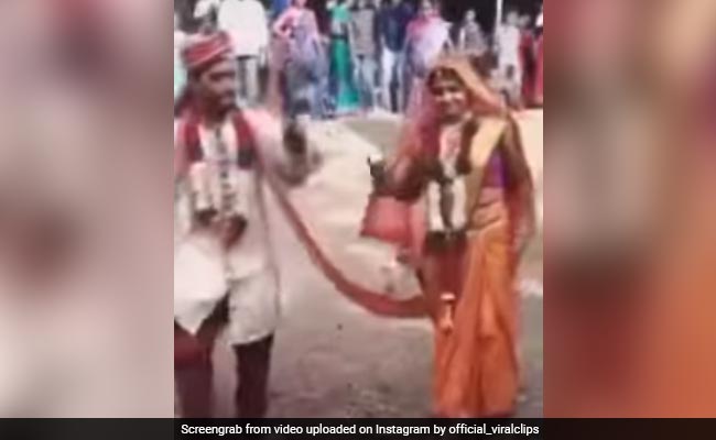 दूल्हा-दुल्हन ने शादी के बाद किया धमकेदार डांस, कूद-कूदकर लगाए जबरदस्त ठुमके, लोग बोले- कंट्रोल नहीं कर पा रहे खुशी - देखें Video