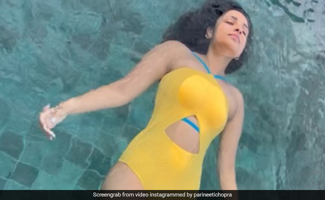 परिणीति चोपड़ा ने येलो मोनोकनी पहन इस अंदाज में की स्विमिंग, इंटरनेट पर छाया Video