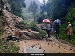 गंगोत्री हाईवे ब्लॉक, उत्तराखंड के उत्तरकाशी जिले में भूस्खलन के बाद आई आफत गंगोत्री हाईवे ब्लॉक, उत्तराखंड के उत्तरकाशी जिले में भूस्खलन के बाद आई आफत