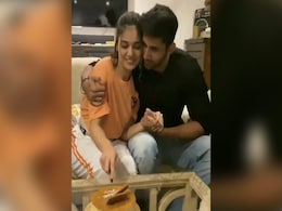 बिग बॉस OTT जीतने के बाद दिव्या अग्रवाल ने की पार्टी, बॉयफ्रेंड वरुण सूद के साथ मिलकर काटा केक...देखें Video बिग बॉस OTT जीतने के बाद दिव्या अग्रवाल ने की पार्टी, बॉयफ्रेंड वरुण सूद के साथ मिलकर काटा केक...देखें Video