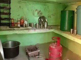 यूपी के स्कूलों में बच्चों के बर्तनों की भी हैं जातियां... यूपी के स्कूलों में बच्चों के बर्तनों की भी हैं जातियां...