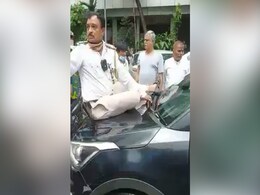 Video: मुंबई में कार सवार ने बोनट पर बैठे ट्रैफिक पुलिसकर्मी के साथ भगाई कार... Video: मुंबई में कार सवार ने बोनट पर बैठे ट्रैफिक पुलिसकर्मी के साथ भगाई कार...