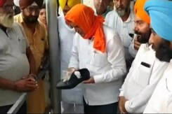 Harish Rawat Wipes Shoes Of Devotees At Gurudwara Harish Rawat Wipes Shoes Of Devotees At Gurudwara