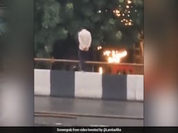 Delhi Police Stop Suicide Bid, Save Uttarakhand Man From Jumping Off Flyover Delhi Police Stop Suicide Bid, Save Uttarakhand Man From Jumping Off Flyover