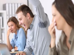 पसीने की बदबू के कारण होती है शर्मिंदगी? करें ये उपाय पसीने की बदबू के कारण होती है शर्मिंदगी? करें ये उपाय