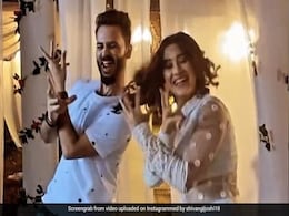 'नायरा' ने दलेर महेंदी के सॉन्ग पर किया जोरदार भांगड़ा, वायरल हुआ शिवांगी जोशी का डांस Video 'नायरा' ने दलेर महेंदी के सॉन्ग पर किया जोरदार भांगड़ा, वायरल हुआ शिवांगी जोशी का डांस Video