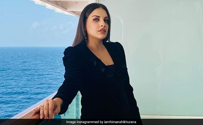 हिमांशी खुराना का क्रूज पर दिखा 'बॉस लेडी' अवतार, स्टनिंग Photos हुईं वायरल