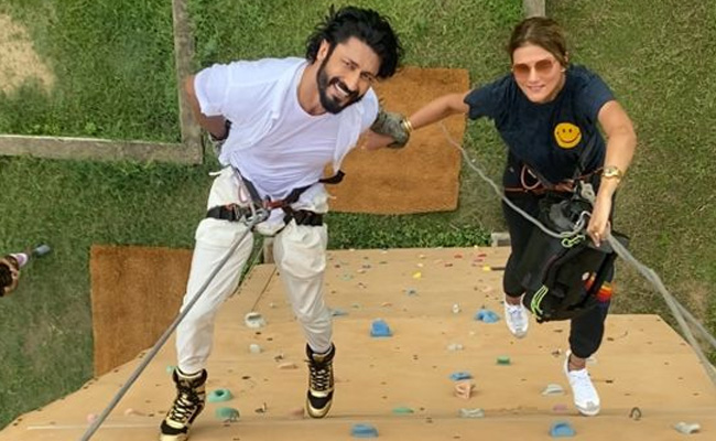 Vidyut Jammwal ने 'कमांडो' स्टाइल में पहनाई Nandita Mahtani को सगाई की अंगूठी, फोटो हुईं वायरल