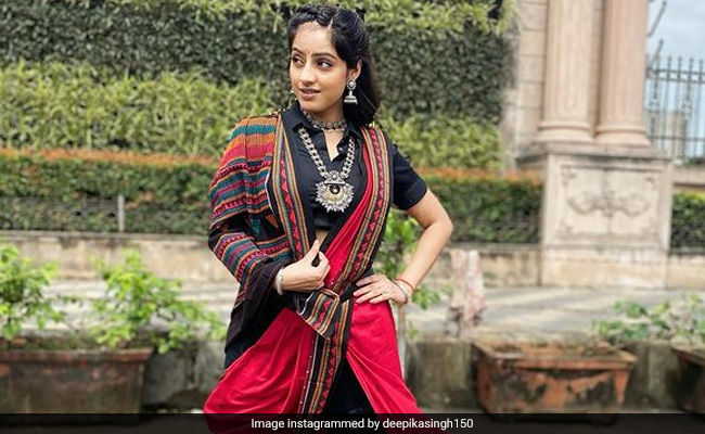 Saree Style Tips : सिंपल तरह से साड़ी पहनकर हो गए हैं बोर, तो दीपिका सिंह की तरह पहने कुछ इस अंदाज में