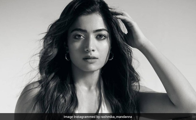 रश्मिका मंदाना ने सेक्विन पैंट और टॉप पहन शेयर की ब्लैक एंड व्हाइट Photo, बोलीं- बेरंग जिंदगी...