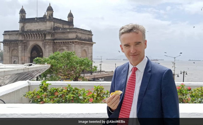 After <i>Masala Dosa</i>, British High Commissioner Tries Mumbai's <i>Vada Pav</i>