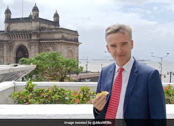 After Dosa, British High Commissioner Gets His Hands On Mumbai's Vada Pav After Dosa, British High Commissioner Gets His Hands On Mumbai's Vada Pav