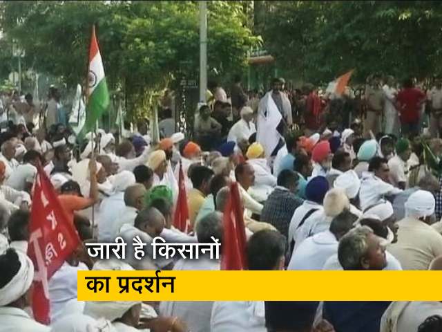 रातभर किसानों ने जारी रखा अपना प्रदर्शन,  सरकार से मांग पूरी करने की कर रहे हैं जिद