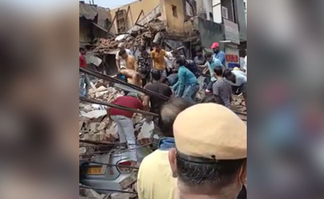 दिल्ली के सब्जी मंडी इलाके में चार मंजिला इमारत गिरी, दो बच्चों की मौत