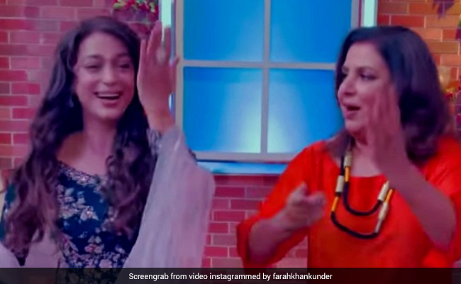 फराह खान और जूही चावला ने 'मेरे महबूब मेरे सनम पर किया' जोरदार डांस, कार्तिक आर्यन ने भी जमकर बजाई तालियां