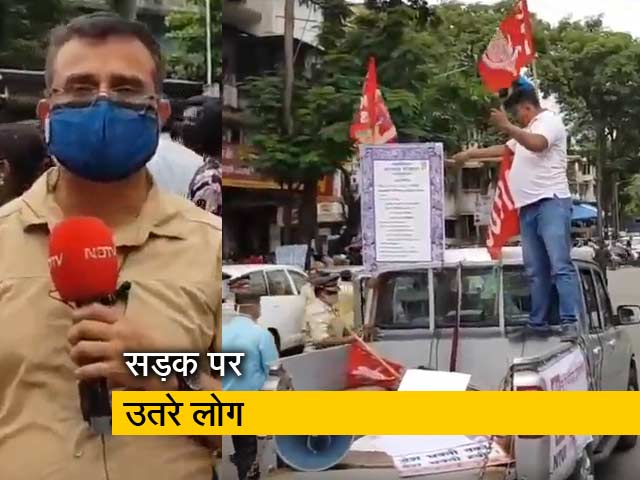 मुंबई में कृषि कानूनों के लिए सड़क पर उतरे लोग, पुलिस ने हल्के बल का किया प्रयोग