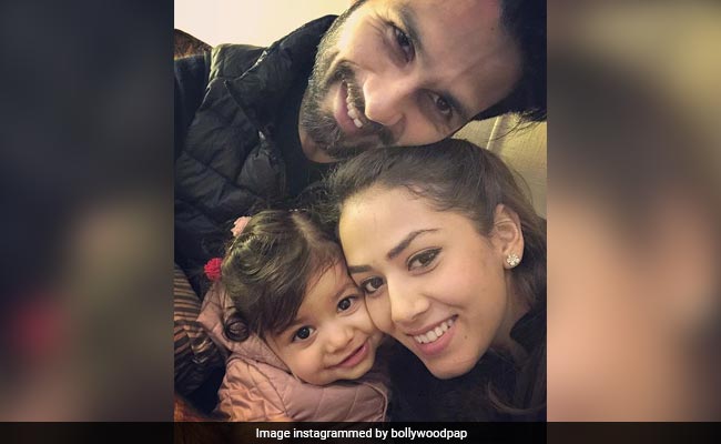 मीरा राजपूत की बेटी मिशा की क्यूट तस्वीरें वायरल, दादा पंकज कपूर के साथ पतंगबाजी करती दिखीं पोती