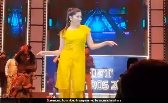 Sapna Choudhary ने स्टेज पर अपने शनदार डांस से मचाया धमाल, बार-बार देखा जा रहा Video