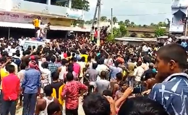 हाजीपुर में छात्रा की मौत पर बवाल, हिंसक भीड़ से संदिग्ध को बचाने के लिए पुलिस ने खुद को किया मकान में बंद