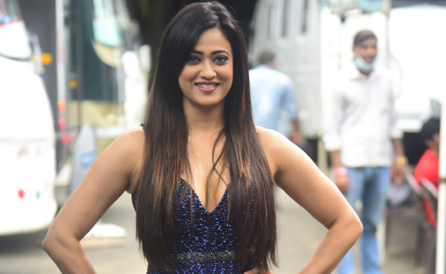 <i>Khatron Ke Khiladi 11</i> Contestant Shweta Tiwari Hospitalized Due To Weakness, May Be Discharged Soon: Report