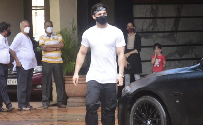 Sidharth Shukla's <i>Bigg Boss 13</i> Friend Asim Riaz Visits His Family