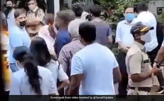 'सिद्धार्थ सिद्धार्थ' पुकारते हुए श्मशान भूमि की तरफ भागीं शहनाज गिल- देखें Video