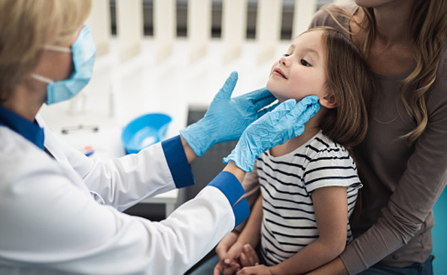 Health Tips : इस मौसम में बढ़ रहा है टॉन्सिल्स का खतरा, भूलकर भी ना खाएं ये चीजें