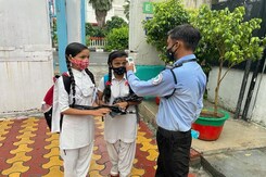 Delhi Students Back In Schools After 17 Months, Strict Covid Rules Delhi Students Back In Schools After 17 Months, Strict Covid Rules