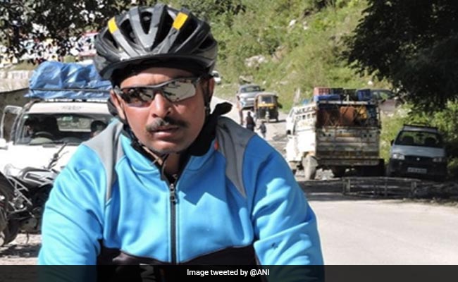 Army Officer Sets New Guinness Record For "Fastest Solo Cycling"