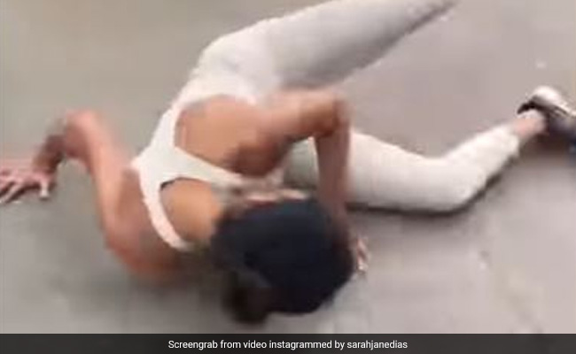 सारा कर रही थीं योग तभी पीछे से दौड़ता हुआ आया बच्चा और गिरीं धड़ाम से- देखें  Video