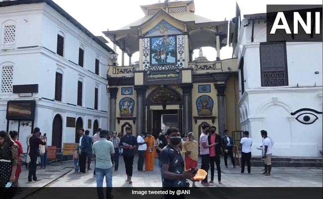 नेपालः पशुपतिनाथ मंदिर श्रद्धालुओं के लिए साढ़े चार महीने बाद फिर से खुला