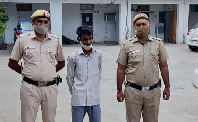 Delhi: सोशल मीडिया पर लड़की बनकर करता था दोस्&zwj;ती, फिर अश्&zwj;लील फोटो मंगाकर किशोरियों से करता था ब्&zwj;लैकमेल