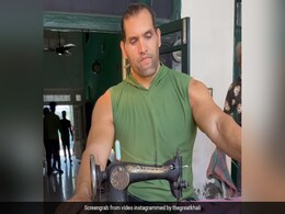 मशहूर रेसलर द ग्रेट खली ने चलाई सिलाई मशीन, लोग देने लगे ऑर्डर...देखें Video मशहूर रेसलर द ग्रेट खली ने चलाई सिलाई मशीन, लोग देने लगे ऑर्डर...देखें Video