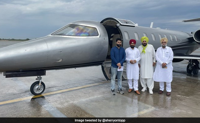 सिद्धू ने शेयर की थी फोटो, विपक्ष ने सुनाई खरी-खोटी तो CM चन्नी बोले- क्या हुआ जो गरीब जेट में बैठ गया