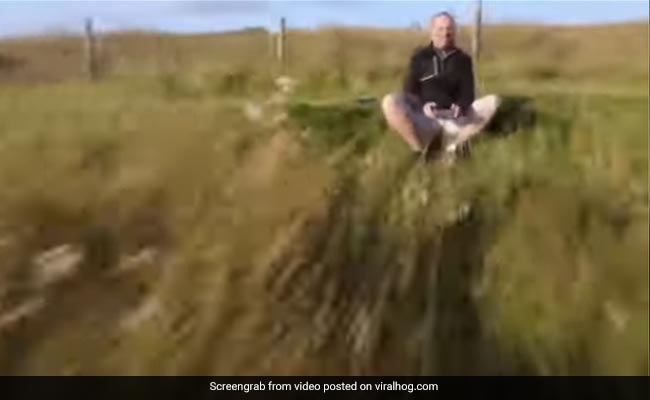 शख्स मज़े से खेत में बैठकर उड़ा रहा था Drone, तभी हुआ कुछ ऐसा, तेजी से उड़ते हुए शख्स के ही सिर पर भिड़ गया ड्रोन - देखें Video