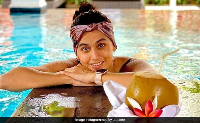 तापसी पन्नू ने pool में चिल करते हुए शेयर की फोटो, बोलीं- वो दिन याद हैं जब...Photo वायरल