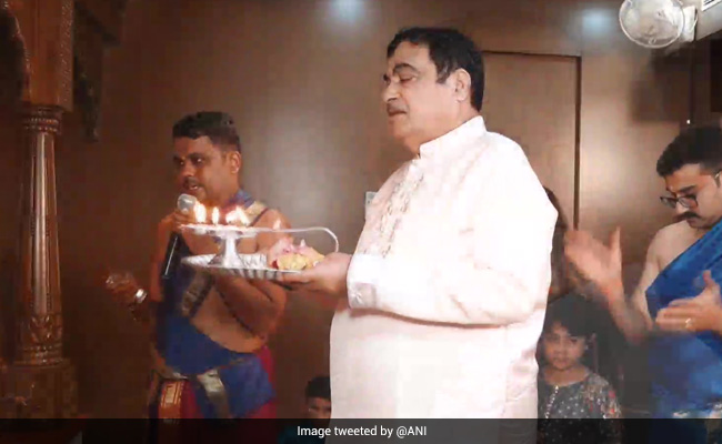 Nitin Gadkari, Uddhav Thackeray, Devendra Fadnavis Celebrate Ganesh Chaturthi Amid Covid Restrictions