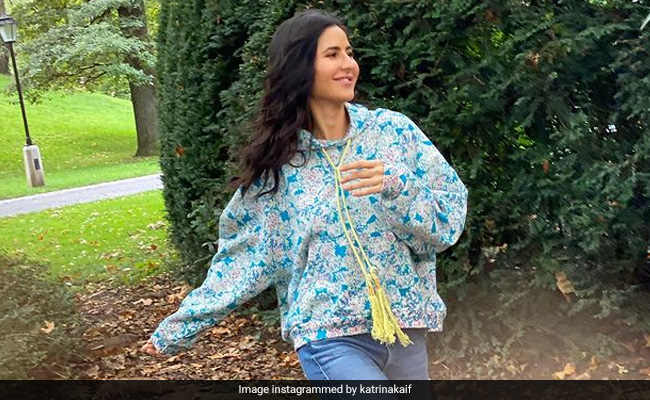 कैटरीना कैफ गार्डन में खुशी से झूमती आईं नजर, फैंस बोले- इस खुशी का राज क्या है ?