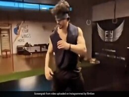 टाइगर श्रॉफ ने आंखों पर पट्टी बांध किया स्टंट, देख फैन्स बोले- टाइगर ओलंपिक डिजर्व करते हैं...Video वायरल टाइगर श्रॉफ ने आंखों पर पट्टी बांध किया स्टंट, देख फैन्स बोले- टाइगर ओलंपिक डिजर्व करते हैं...Video वायरल