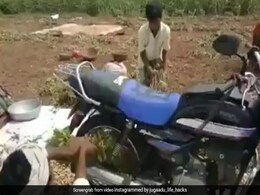 किसान ने जुगाड़ से आसान बनाया काम, पेड़ से मूंगफली अलग करने के लिए किया Splendor Bike का इस्तेमाल - देखें Video किसान ने जुगाड़ से आसान बनाया काम, पेड़ से मूंगफली अलग करने के लिए किया Splendor Bike का इस्तेमाल - देखें Video