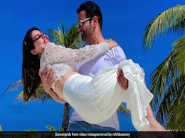 Hina Khan-Rohit Roy के साथ मालदीव के बीच पर रोमांटिक डांस करती आईं नजर, जमकर वायरल हो रहा वीडियो Hina Khan-Rohit Roy के साथ मालदीव के बीच पर रोमांटिक डांस करती आईं नजर, जमकर वायरल हो रहा वीडियो