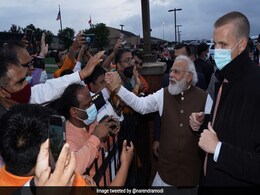 वाशिंगटन पहुंचे पीएम मोदी तो बारिश में भी स्वागत के लिए खड़े रहे भारतीय समुदाय के लोग, देखें VIDEO वाशिंगटन पहुंचे पीएम मोदी तो बारिश में भी स्वागत के लिए खड़े रहे भारतीय समुदाय के लोग, देखें VIDEO