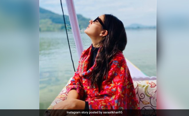 सारा अली खान को फैन से मिला गरमा गरम वड़ा पाव, एक्ट्रेस ने यूं दिया रिएक्शन- देखें Video