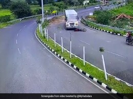 ओवरटेक करने के चक्कर में तेज रफ्तार बस के नीचे आ गया बाइक सवार, फिर हुआ चमत्कार, देखकर नहीं होगा यकीन - देखें Shocking Video ओवरटेक करने के चक्कर में तेज रफ्तार बस के नीचे आ गया बाइक सवार, फिर हुआ चमत्कार, देखकर नहीं होगा यकीन - देखें Shocking Video