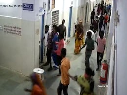 Video : एमपी में मरीज की मौत से गुस्साए परिजनों का हंगामा, डॉक्टर से मारपीट की कोशिश Video : एमपी में मरीज की मौत से गुस्साए परिजनों का हंगामा, डॉक्टर से मारपीट की कोशिश