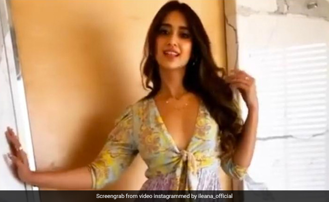 इलियाना डिक्रूज ने लॉन्ग मैक्सी ड्रेस में किया ‘हैप्पी डांस’, ग्लैमरस लुक में वायरल हुआ Video